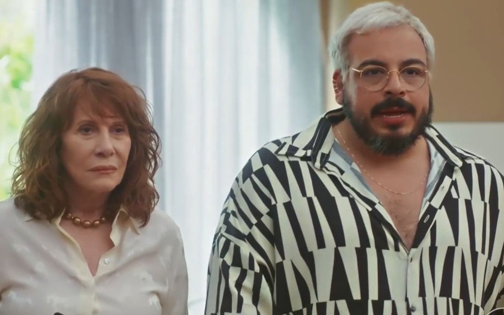 Wilma (Renata Sorrah) e Vitinho (Luis Lobianco) lado a lado em cena da novela Vai na Fé