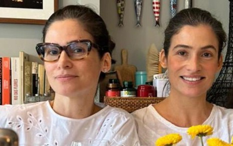Renata Vasconcellos e Lanza Mazza posam lado a lado; as duas vestem blusa branca, mas uma está com óculos e a outra sem