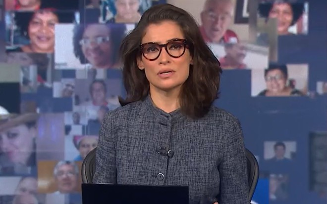 Imagem de Renata Vasconcellos na bancada do Jornal Nacional