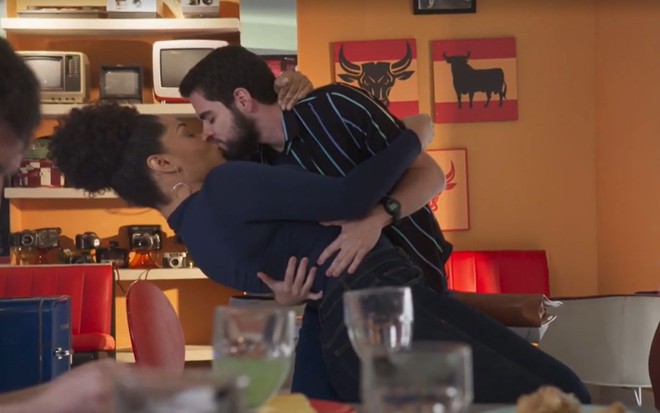 Juliana Alves e Bernardo de Assis se beijando em cena de Salve-se Quem Puder