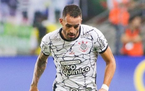 Renato Augusto, do Corinthians, joga pelo Timão vestindo uniforme inteiro branco