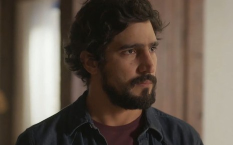 Renato Góes com expressão séria em cena como Tertulinho na novela Mar do Sertão