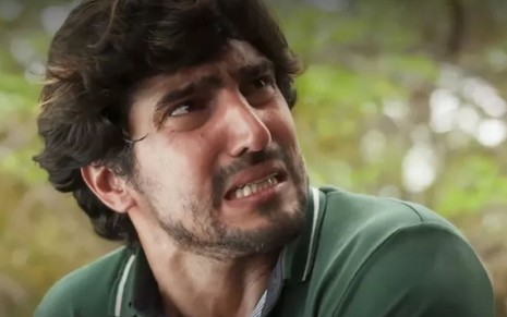 Renato Góes com expressão de pânico em cena como Tertulinho na novela Mar do Sertão