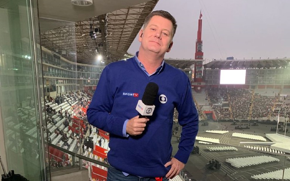 Renato Peters com o uniforme da Globo acompanhando o ensaio da Cerimônia de Abertura dos Jogos Paralímpicos de Tóquio, que começa nesta semana