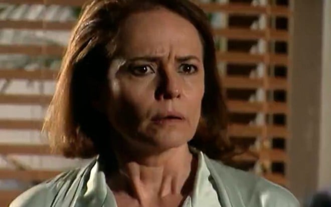 A atriz Renée de Vielmond em cena de Paraíso Tropical (2007), com expressão preocupada