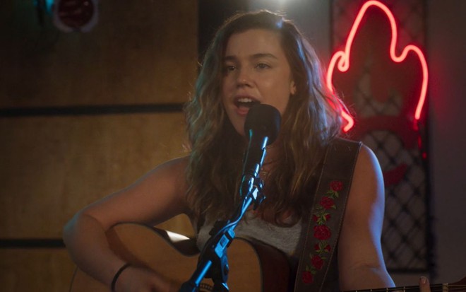 Imagem de Alice Wegmann cantando e tocando em Rensga Hits!