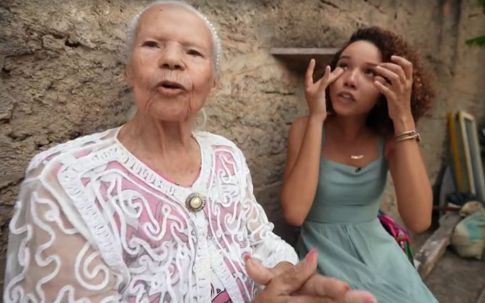Repórter Daniella Dias se emociona ao ouvir idosa cantando na Ilha de Paquetá, no Rio