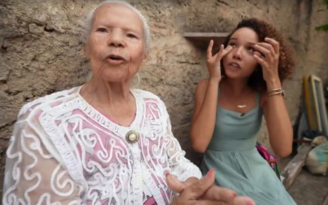 Repórter Daniella Dias se emociona ao ouvir idosa cantando na Ilha de Paquetá, no Rio