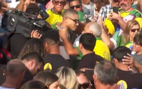 Bolsonaristas hostilizando a imprensa em Aparecida, São Paulo