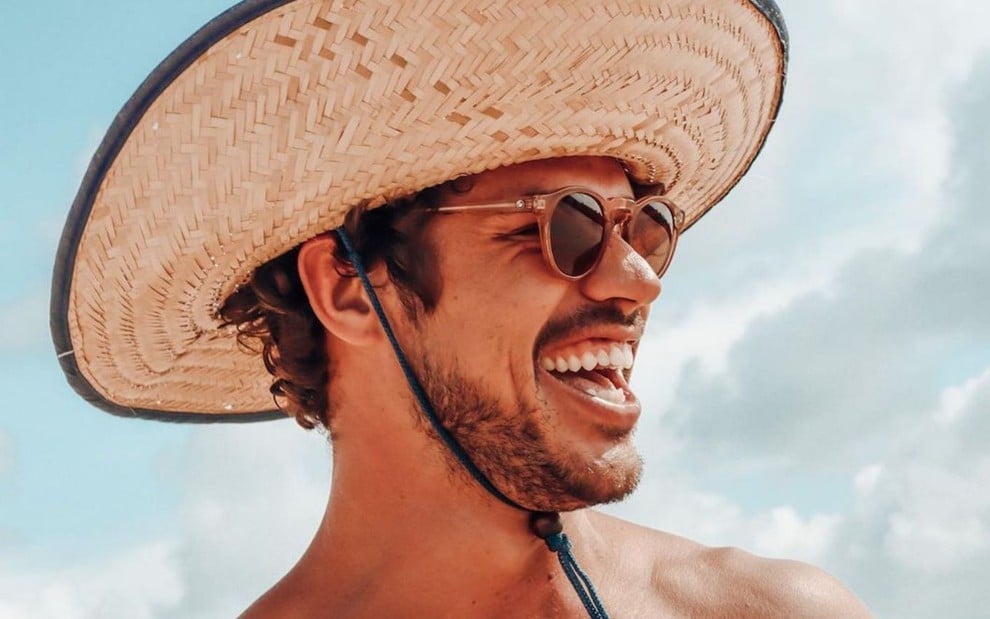 José Loreto está de chapéu e óculos escuro em praia do Piauí