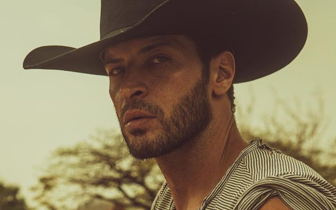 Leandro Lima está caracterizado como Levi nos bastidores da novela Pantanal
