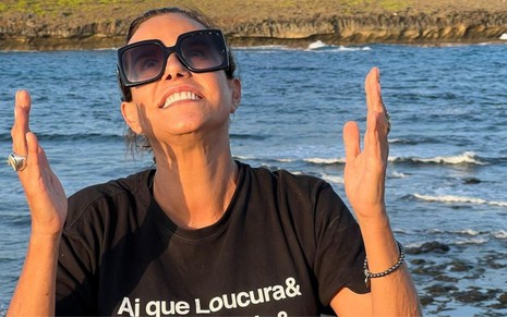 Narcisa Tamborindeguy usa camiseta preta com bordão 'ai, que loucura' em Fernando de Noronha