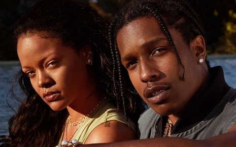 Rihanna e A$ap Rocky estão sentados lado a lado e olham para frente