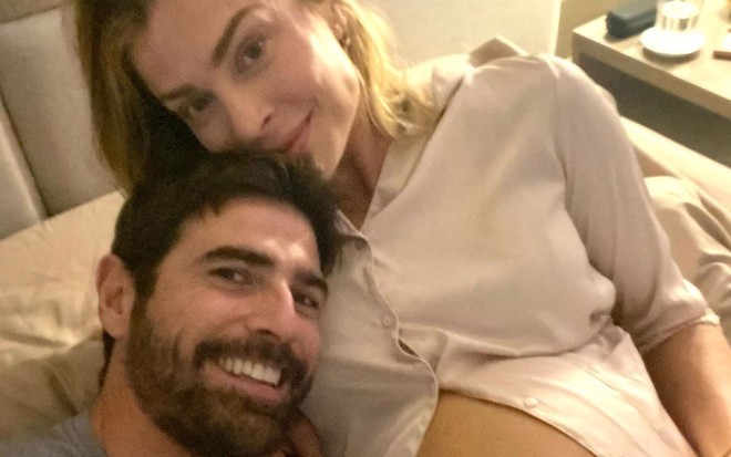 Reynaldo Gianecchini e Grazi Massafera nos bastidores do longa-metragem Uma Família Feliz