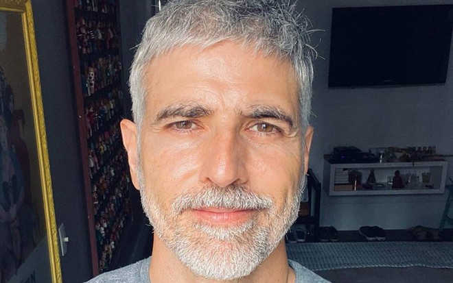 Foto de Reynaldo Gianecchini; ele veste camiseta cinza