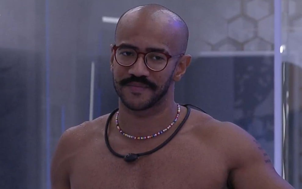 Ricardo Alface no quarto do líder do BBB 23 sem camisa