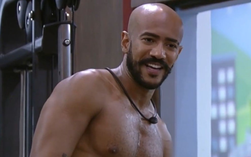 Ricardo Camargo sorri e está sem camisa na academia do BBB 23