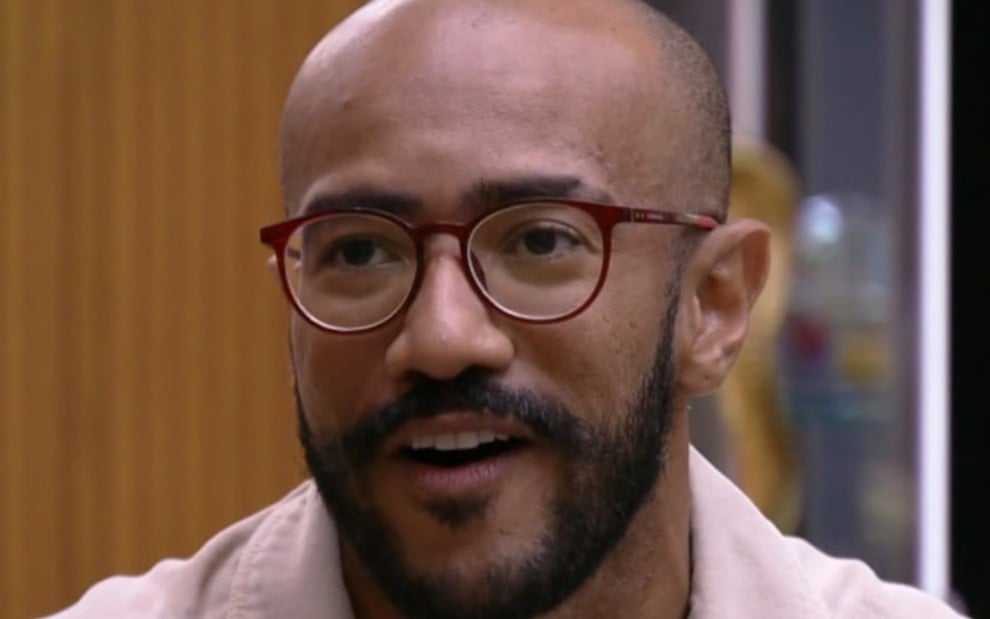 Ricardo Camargo com sorriso tenso no BBB 23