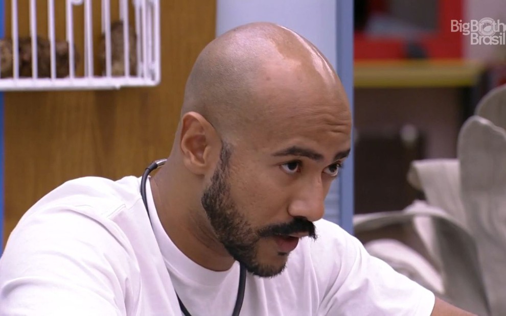 Ricardo Camargo de camiseta branca no BBB 23