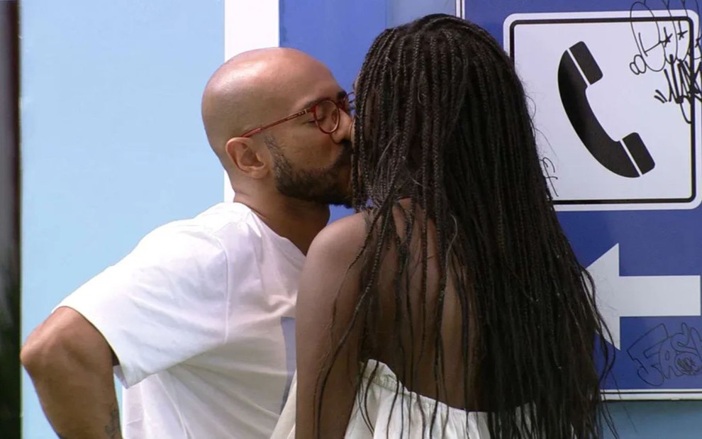 Ricardo Camargo e Sarah Aline se beijando em frente ao Big Fone