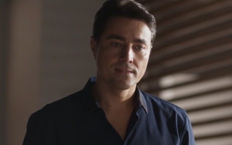 Ricardo Pereira com expressão séria em cena como Danilo na novela Cara e Coragem