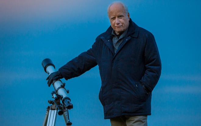 Richard Dreyfuss ao lado de telescópio em cena de Astronauta: Um Sonho Extraordinário