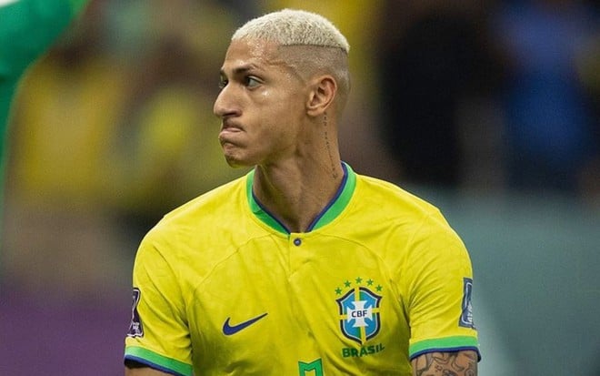 Richarlison, da seleção brasileira, em campo com uniforme amarelo do Brasil