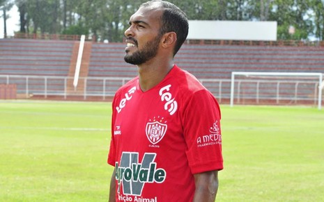 Richarlyson Barbosa sorri em campo de futebol