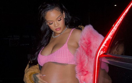 Imagem de Rihanna grávida de top rosa