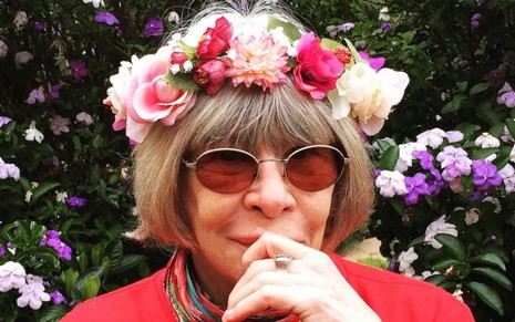 Rita Lee usa coroa de flores em foto do Instagram