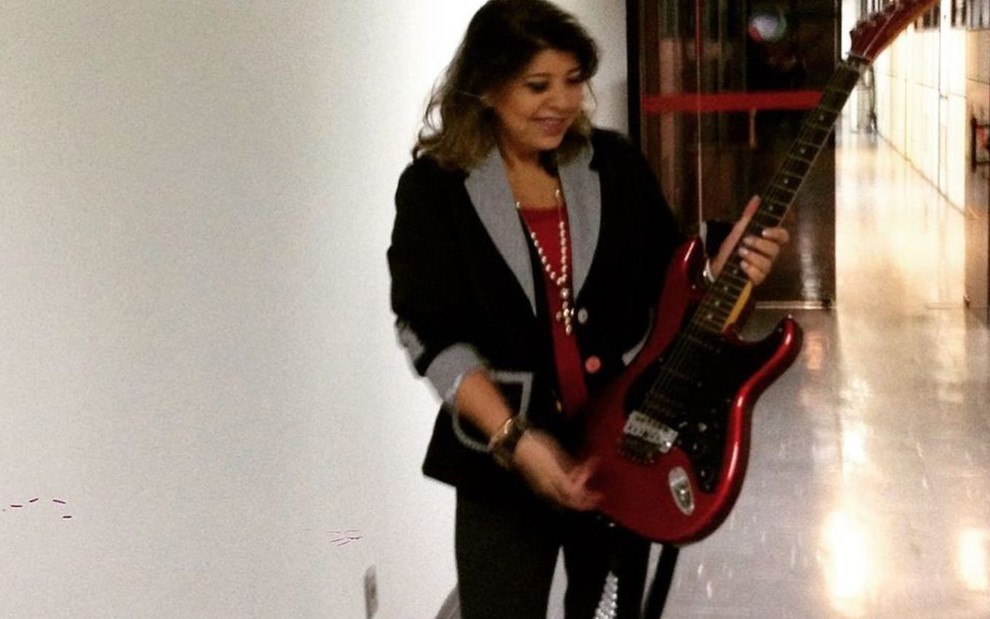 Foto de Roberta Miranda com uma guitarra vermelha
