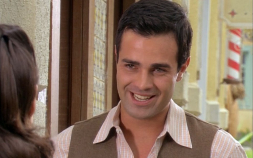 O ator Rodrigo Phavanello como Roberval em Alma Gêmea; ele está olhando para frente e sorrindo