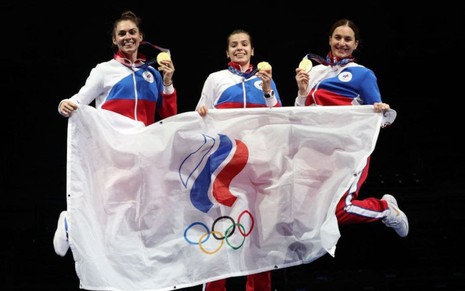 Atletas russas comemoram medalhas nas Olimpíadas de Tóquio: elas pulam no ar com a bandeira do Comite Olímpico Russo em punho