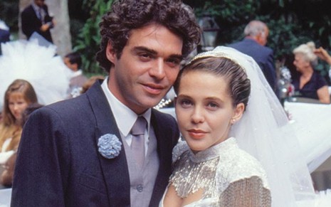 Os atores Rodolfo Bottino e Isabela Garcia na novela Lua Cheia de Amor (1990), lado a lado, vestidos de noivos