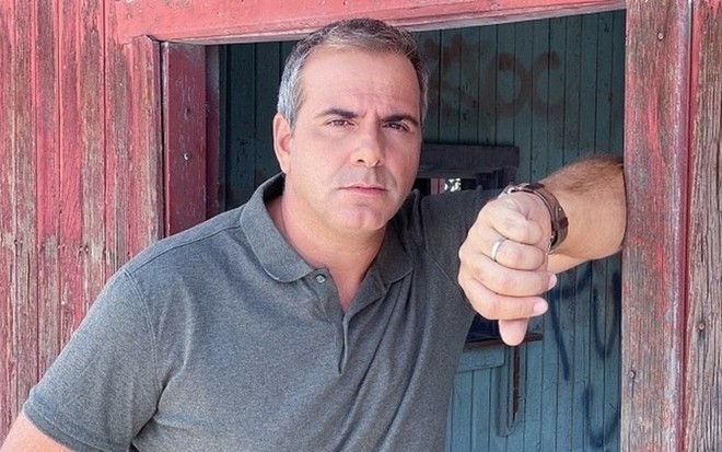 Rodrigo Alvarez com uma camisa cinza no Parados na Fronteira