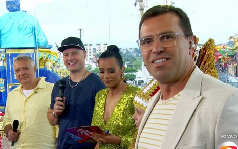 Comentaristas do Carnaval de São Paulo na Globo em estúdio de vidro montado em frente ao festejo