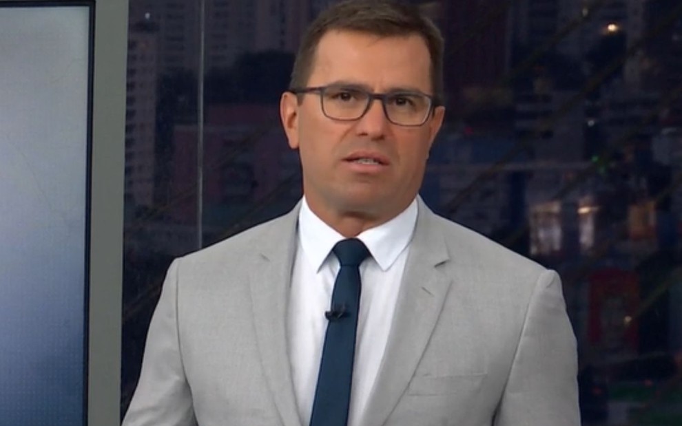 Rodrigo Bocardi usa terno e óculos de grau no Bom Dia São Paulo