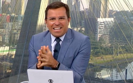 Rodrigo Bocardi dando risada no estúdio do Bom Dia São Paulo