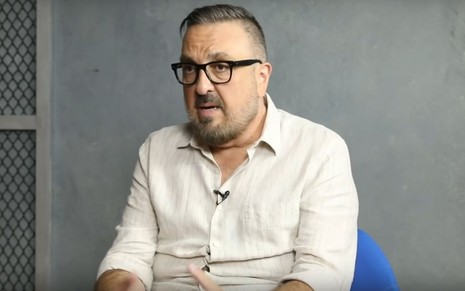 Rodrigo Carelli em entrevista para o canal Metrópoles no YouTube, ele está sentado e veste uma camisa branca