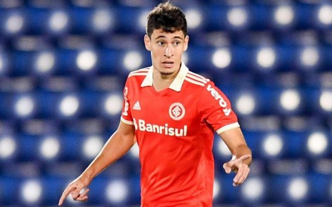Rodrigo Dourado, do Internacional, joga pelo clube com uniforme inteiro vermelho