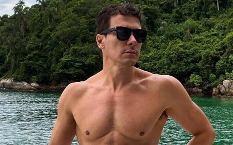 Apresentador Rodrigo Faro surge sem camisa, com óculos escuros e a bordo de uma lancha