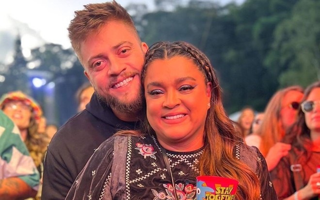 Foto motra Rodrigo Godoy abraçado com Preta Gil
