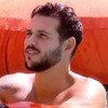 Rodrigo Mussi com uma das mãos erguidas na piscina no BBB 22