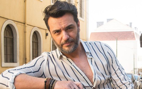 Rodrigo Lombardi caracterizado como Moretti, personagem da novela Travessia