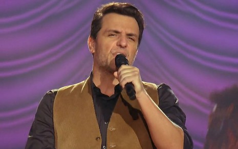 Rodrigo Lombardi cantou na abertura do The Masked Singer Brasil, da Globo