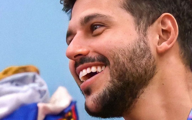 Rodrigo Mussi sorri em cena de sua participação no BBB 22