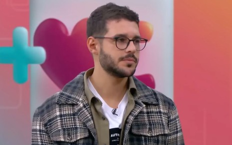 Rodrigo Mussi com expressão séria durante entrevista no Mais Você, da Globo