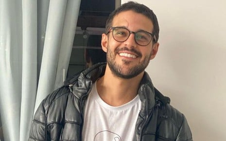 Rodrigo Mussi sorri em foto publicada no Instagram