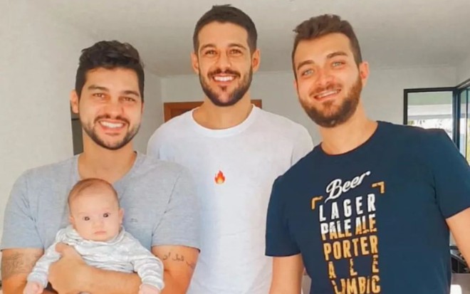 Imagem de Diogo (com Luca no colo), Rodrigo e Rafael Mussi, da esquerda para a direita