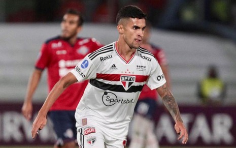 Rodrigo Nestor, do São Paulo, joga pelo clube com uniforme branco com listras preta e vermelha